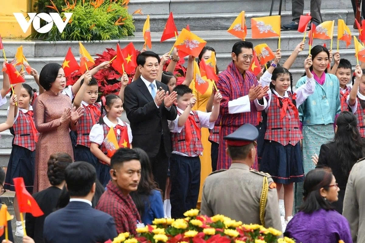 King Jigme Khesar Namgyel Wangchuck and Queen Jetsun Pema Wangchuck of Bhutan arrive in Hanoi on August 18, beginning their five-day state visit to Vietnam, at the invitation of State President Luong Cuong and his spouse.