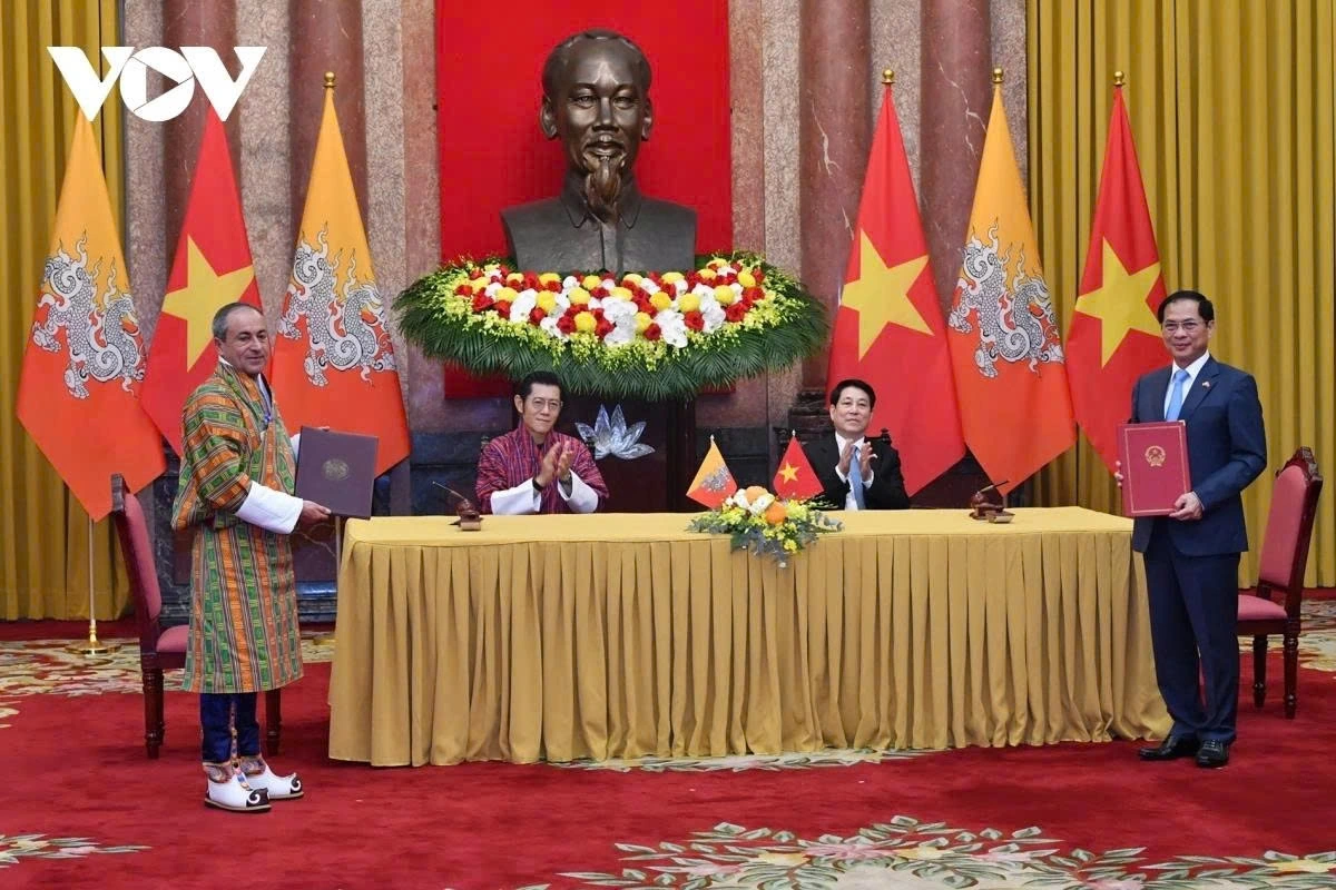 After the talks, President Luong Cuong and King Jigme Khesar Namgyel Wangchuck witness the exchange of cooperation documents between the two countries.
