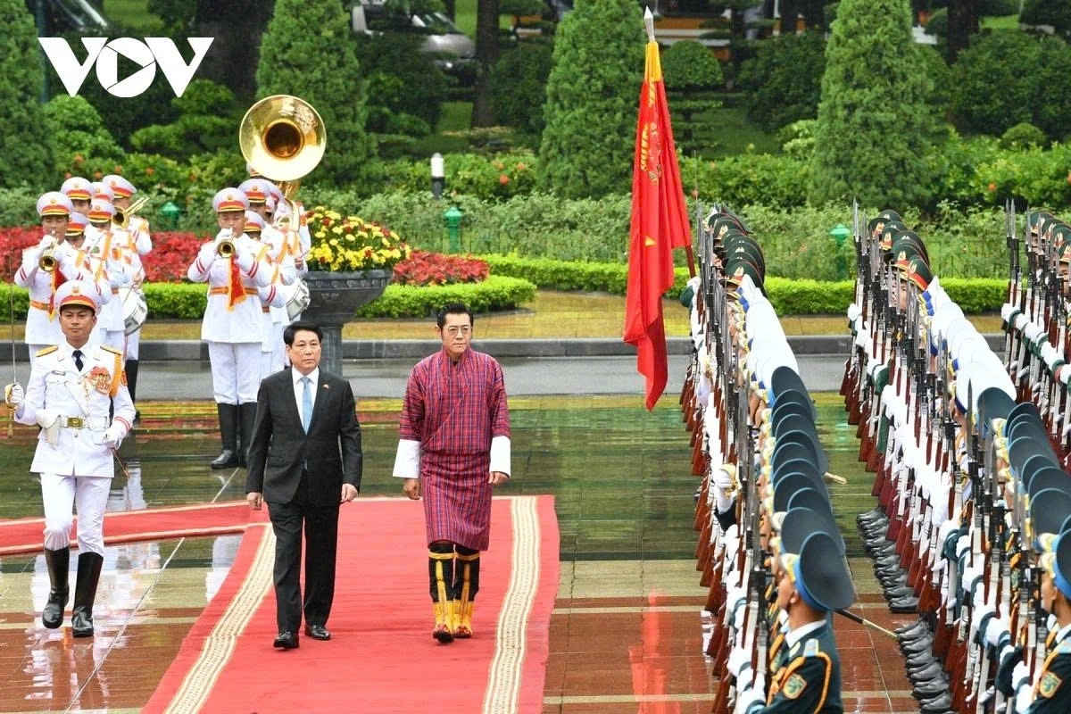 Both host and guest review the guard of honour of the Vietnam People's Army in Hanoi.