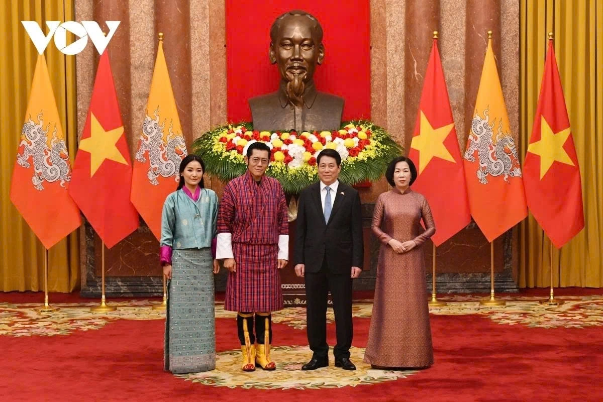 The two leaders and their spouses pose together for a group photo.