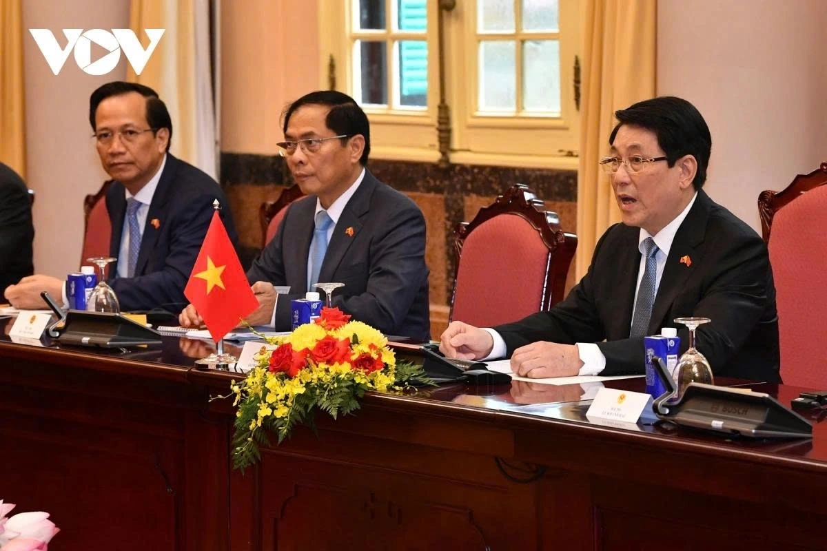 President Luong Cuong welcomes the Bhutanese King and his high-ranking delegation to Vietnam for an official visit.