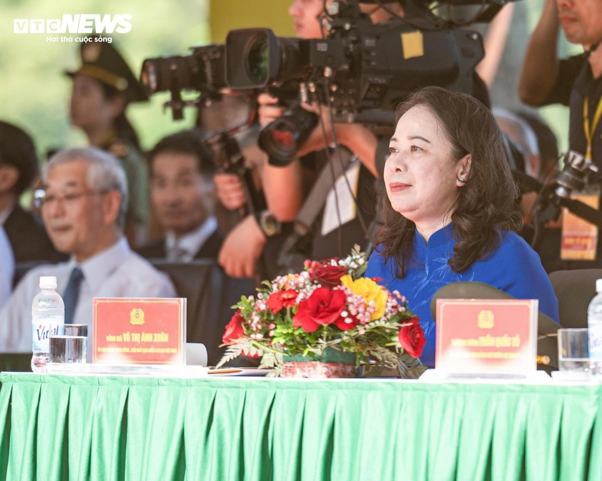 Attending the opening ceremony is Vice President Vo Thi Anh Xuan; Minister of Public Security Gen. Luong Tam Quang; Deputy Chief of the General Staff of the Vietnam People’s Army Sen. Lieu. Gen. Nguyen Quang Ngoc; along with many leaders and international guests.
