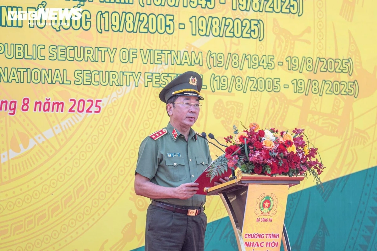 Minister of Public Security Sen. Lieu. Gen. Tran Quoc To delivers the opening speech.