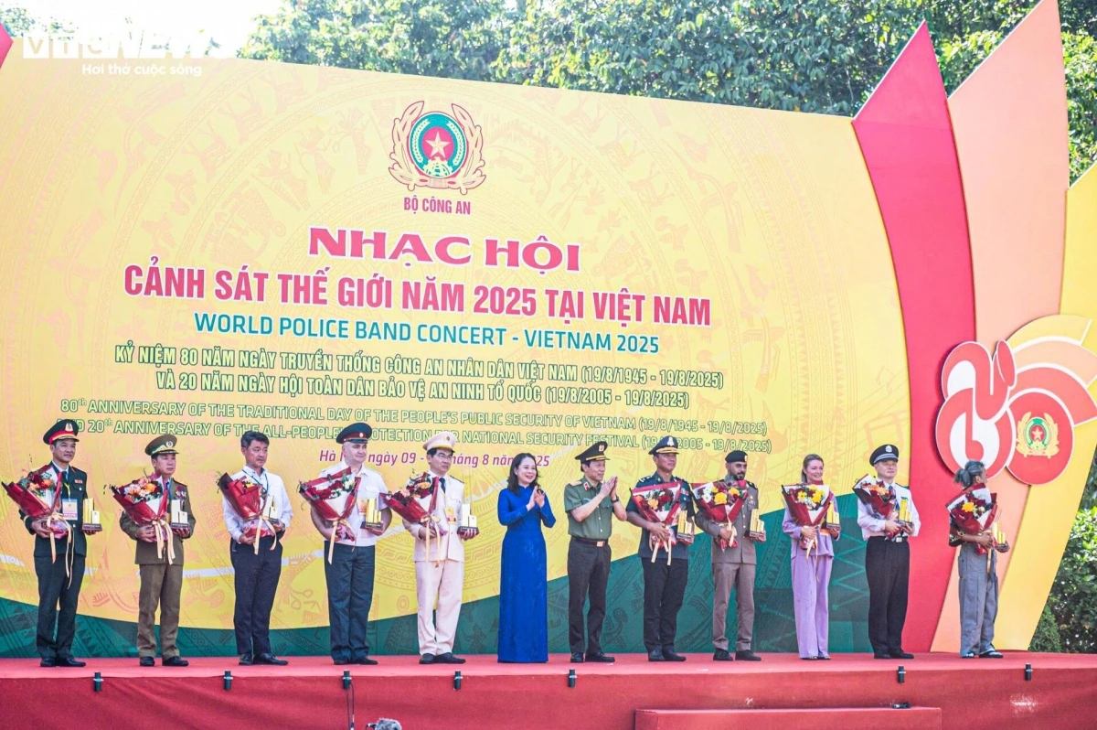 Vice President Vo Thi Anh Xuan and Minister of Public Security General Luong Tam Quang present the delegations with the commemorative medals to mark the 80th anniversary of the Traditional Day of the People's Public Security Forces.