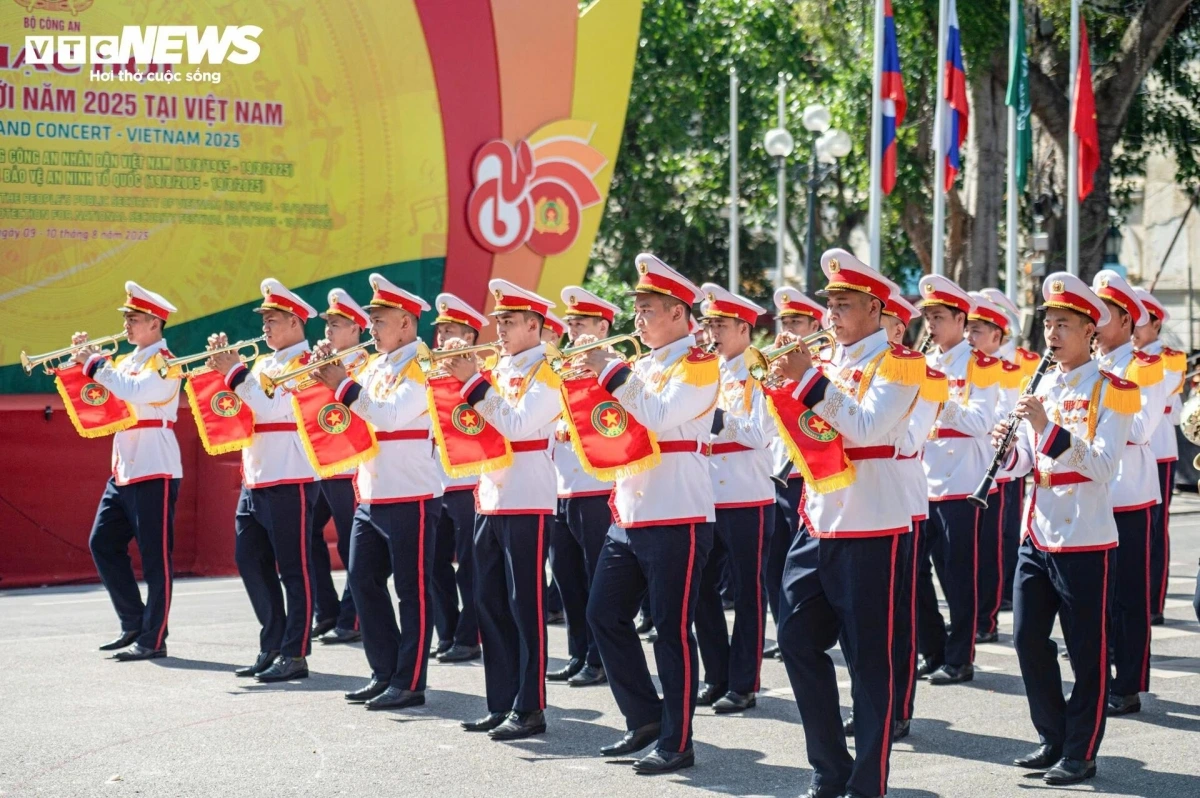 Each troupe brings its own musical style, both honouring traditions and showcasing the image of its country’s law enforcement force to international friends.