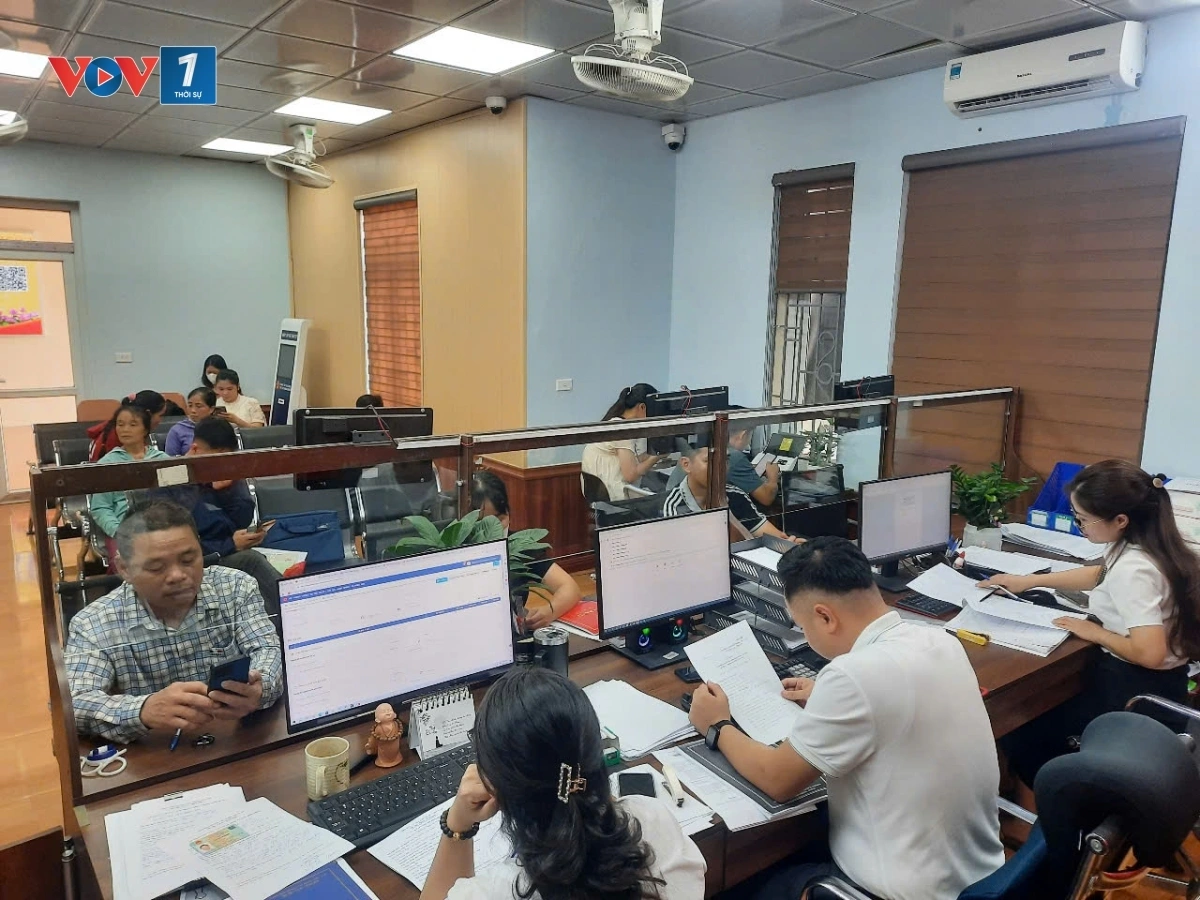 Người dân làm thủ tục hành chính tại xã Ngọc Hồi.