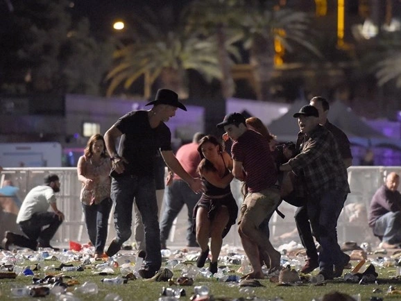 Cảnh tượng hỗn loạn sau vụ xả súng đêm 1/10/2017 ở Las Vegas. Ảnh: Business Insider.
