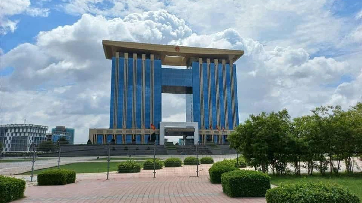 Hiện nay, nhiều tầng của Trung tâm hàng chính tỉnh đã đóng cửa vì các sở, ngành đã về TP.HCM