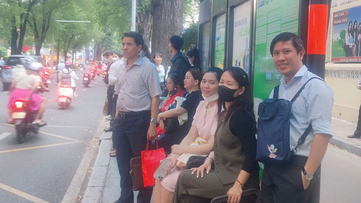 Cán bộ ở Bình Dương chờ xe đưa đón đi làm