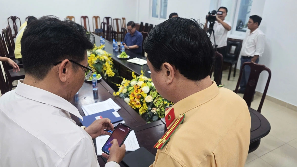 Lãnh đạo Phòng CSGT Công an TP.HCM khu vực Bình Dương cũ chia sẻ số điện thoại để người dân, doanh nghiệp có thể phản ánh những "điểm đen" mất an toàn giao thông