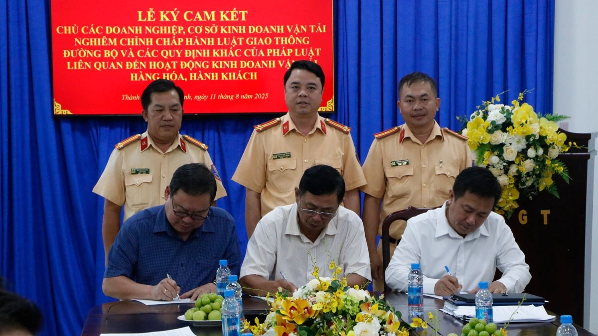 Doanh nghiệp kinh doanh vận tải ký cam kết không vi phạm an toàn giao thông