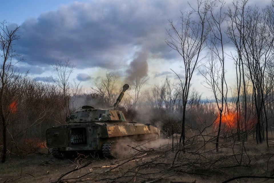 Pháo tự hành 2S1 Gvozdika của Ukraine khai hỏa về phía quân đội Nga. Ảnh: Reuters.