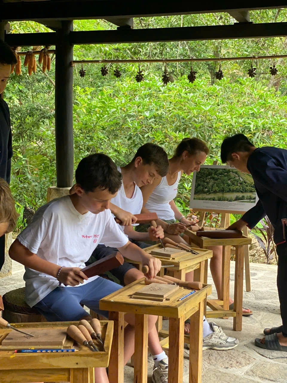 Du khách quốc tế tham gia hoạt động trải nghiệm tại Thông Nguyên. Ảnh: Quân Nguyễn