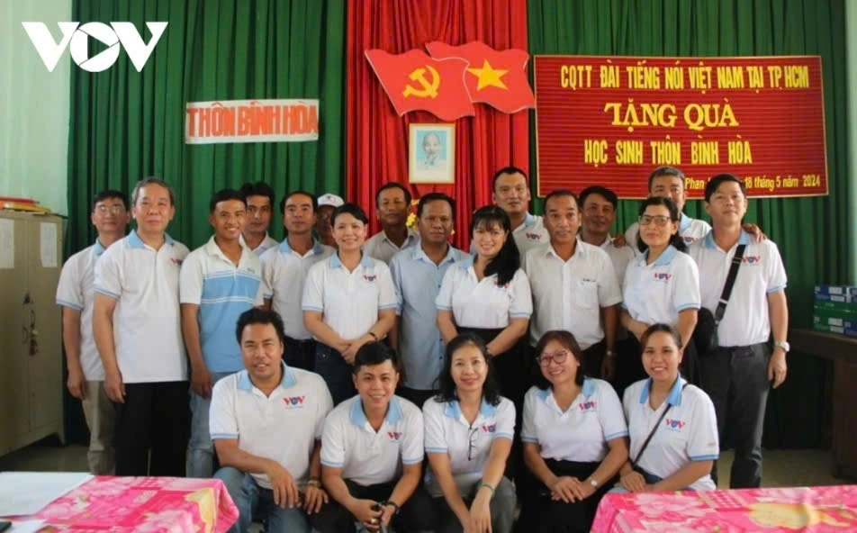 Trao tặng các phần quà của nhà tài trợ đến tay học sinh nghèo hiếu học dịp 19/5/2024