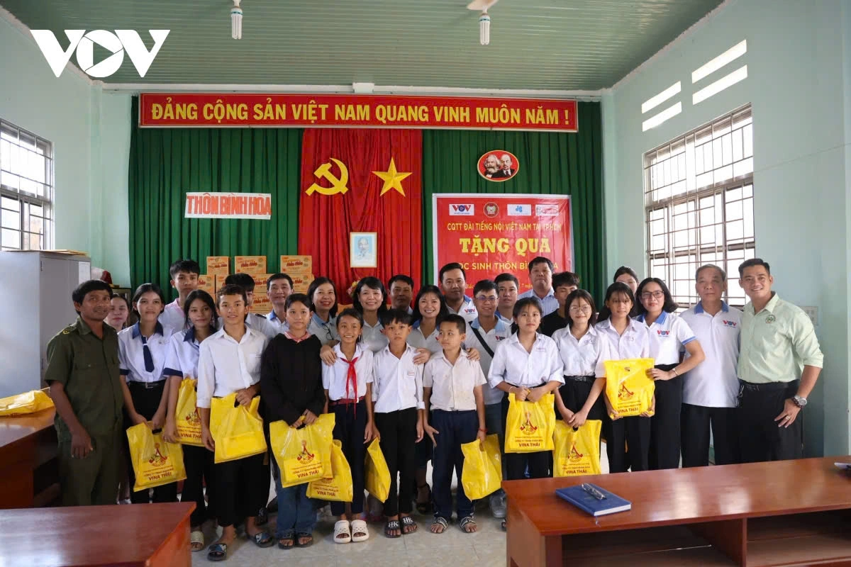 Trao tặng các phần quà của nhà tài trợ đến tay học sinh nghèo hiếu học dịp đầu tháng 7/2025