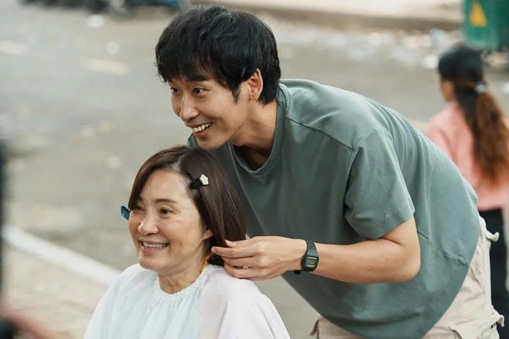 Hồng Đào và Tuấn Trần trong phim "Mang mẹ đi bỏ" (Ảnh: ĐPCC)