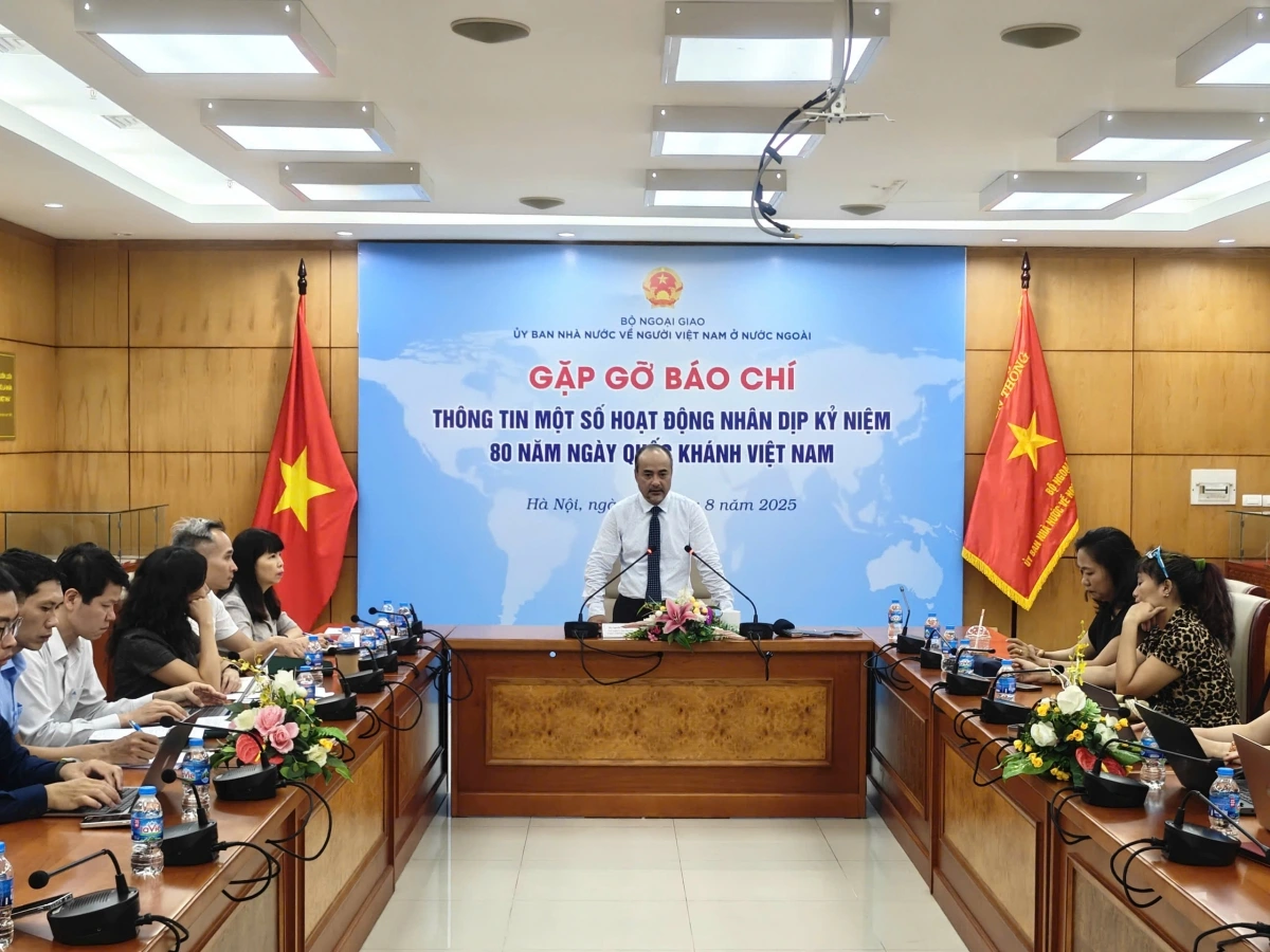 Chủ nhiệm Ủy ban Nhà nước về người Việt Nam ở nước ngoài Nguyễn Trung Kiên phát biểu tại buổi gặp