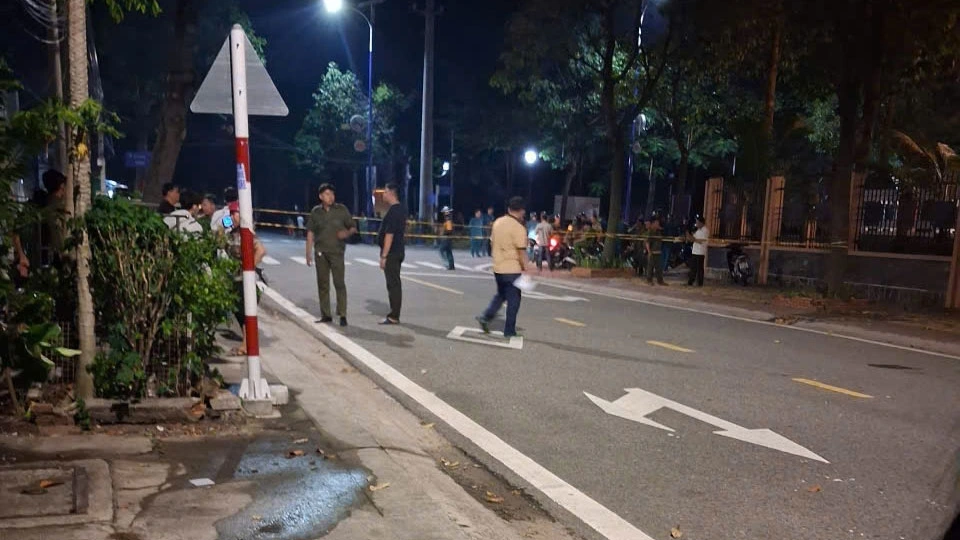 Lực lượng chức năng đang phong tỏa hiện trường để điều tra vụ việc 
