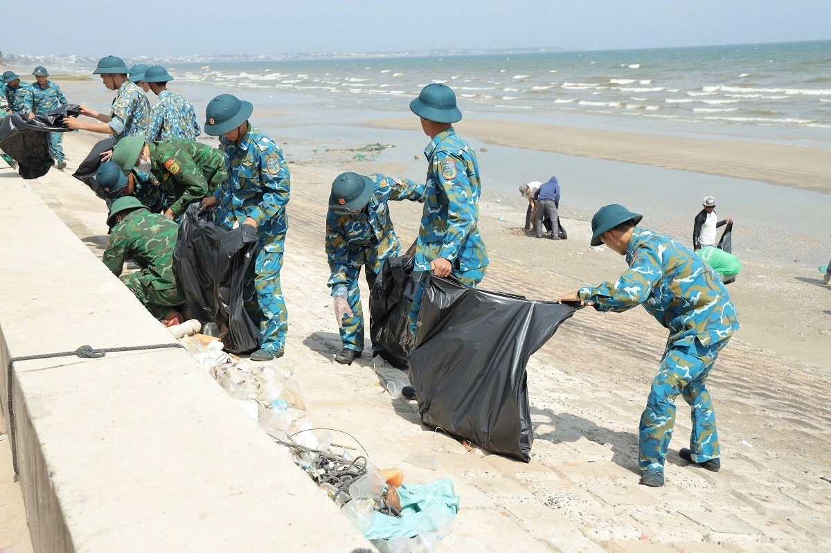 Các lực lượng tham gia thu gom rác