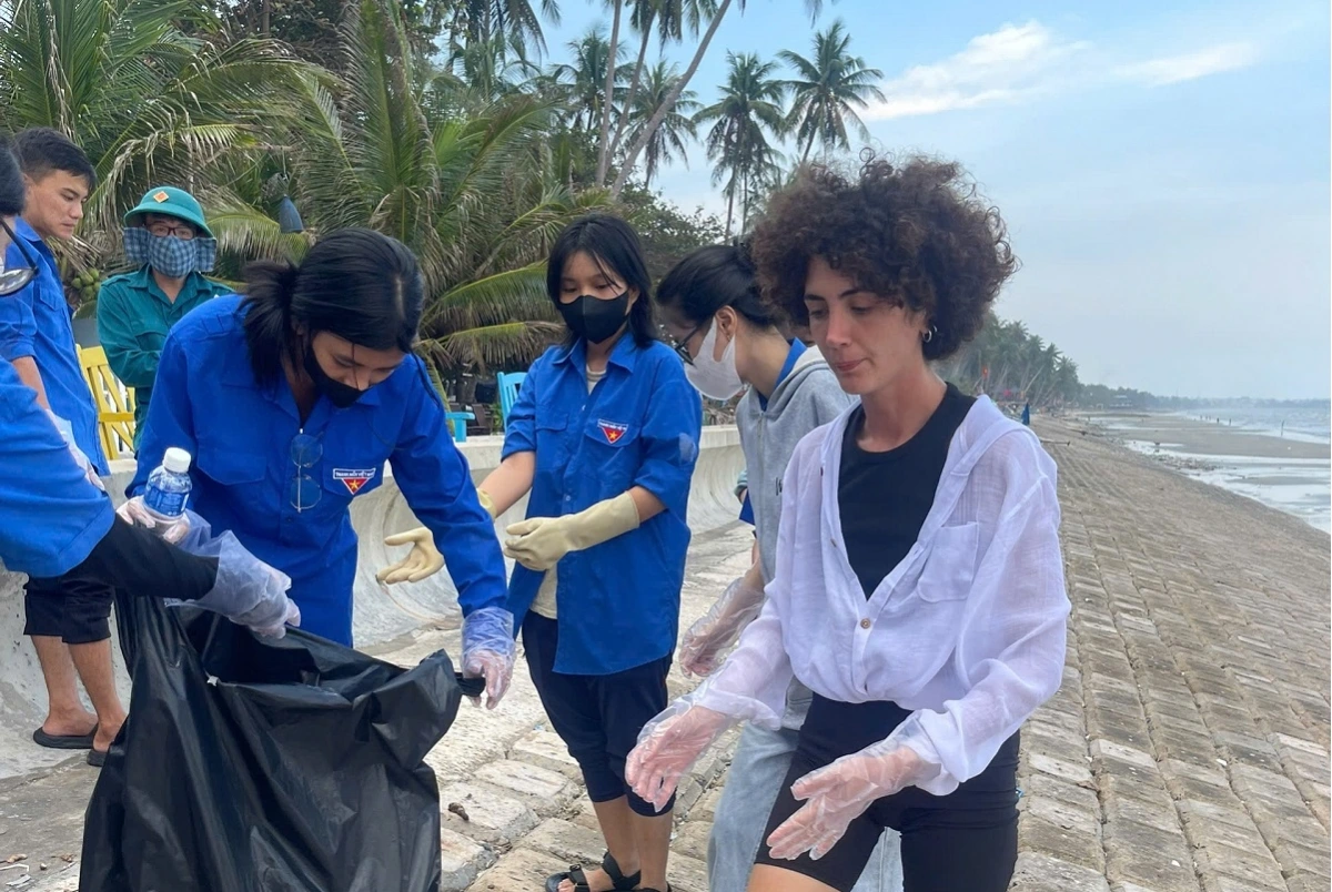 Du khách nước ngoài cũng hưởng ứng tham gia