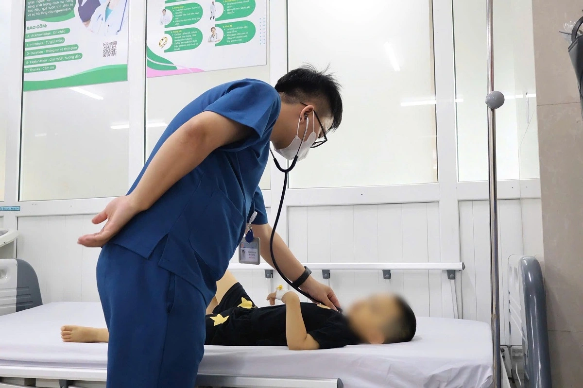 Bác sĩ cấp cứu cháu bé 3 tuổi ngộ độc sau uống nước lá lộc mại. (Ảnh: Phương Phương)