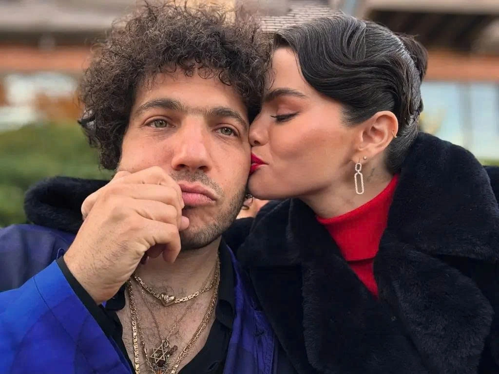 Selena Gomez trao nụ hôn tình tứ lên má vị hôn phu Benny Blanco (Ảnh: IGNV)