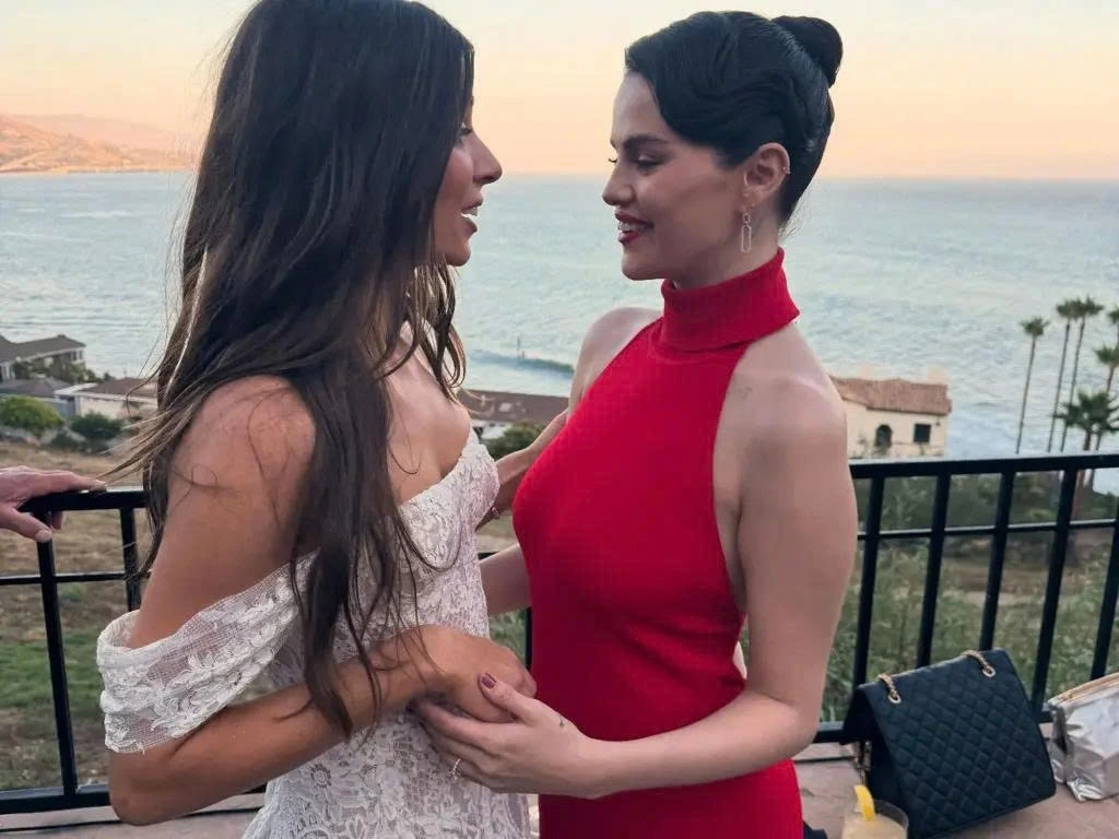 Selena Gomez trò chuyện cùng cô dâu Batalucco (Ảnh: IGNV)