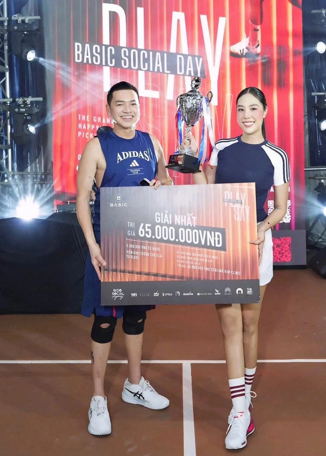 Nghệ sĩ Quang Minh cho biết anh đã cổ vũ hết mình và tự hào khi bạn gái Tăng Khánh Chi giành cúp vô địch một giải pickleball.