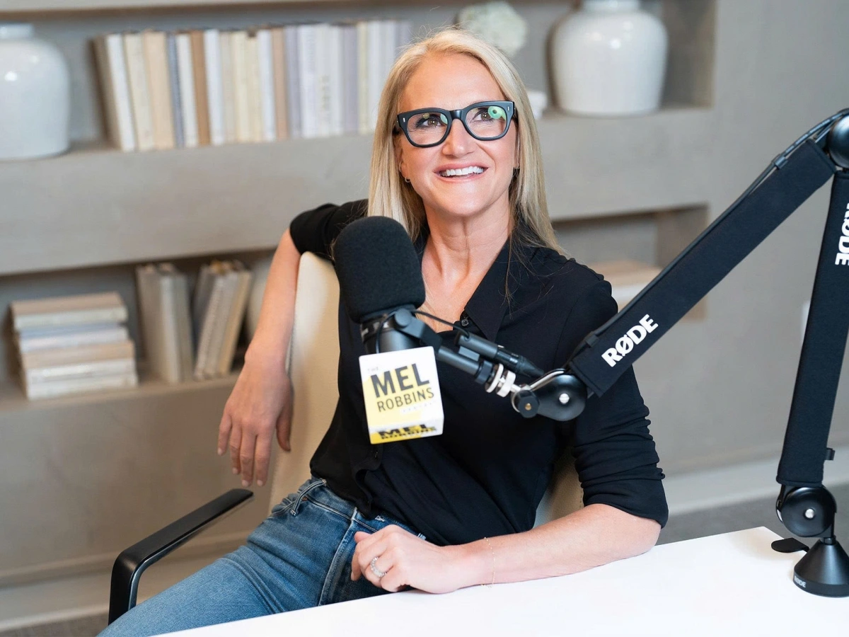 Mel Robbins là tác giả có sách bán chạy do New York Times bình chọn và là chuyên gia nổi tiếng về tư duy, động lực và thay đổi hành vi.