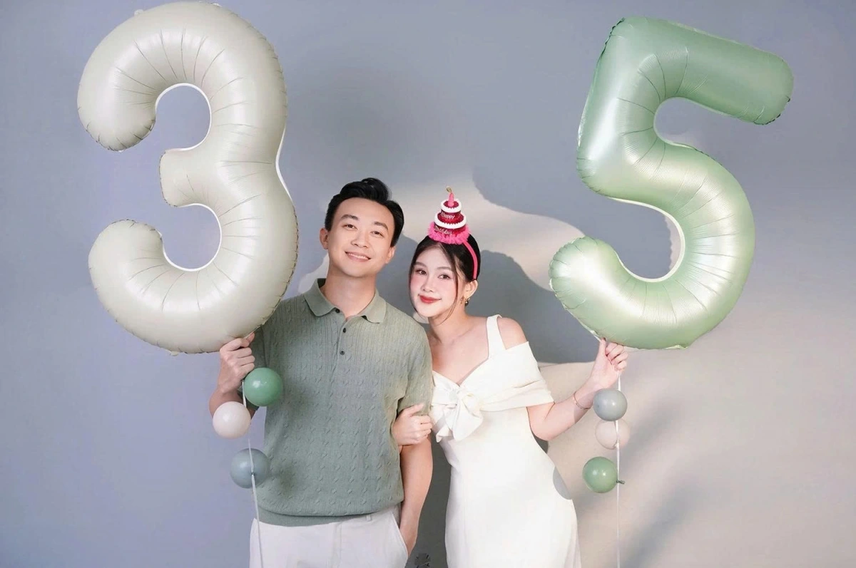 Hoa hậu Ngân Anh tình tứ bên ông xã Phan Tô Ny, mừng anh tròn 35 tuổi.