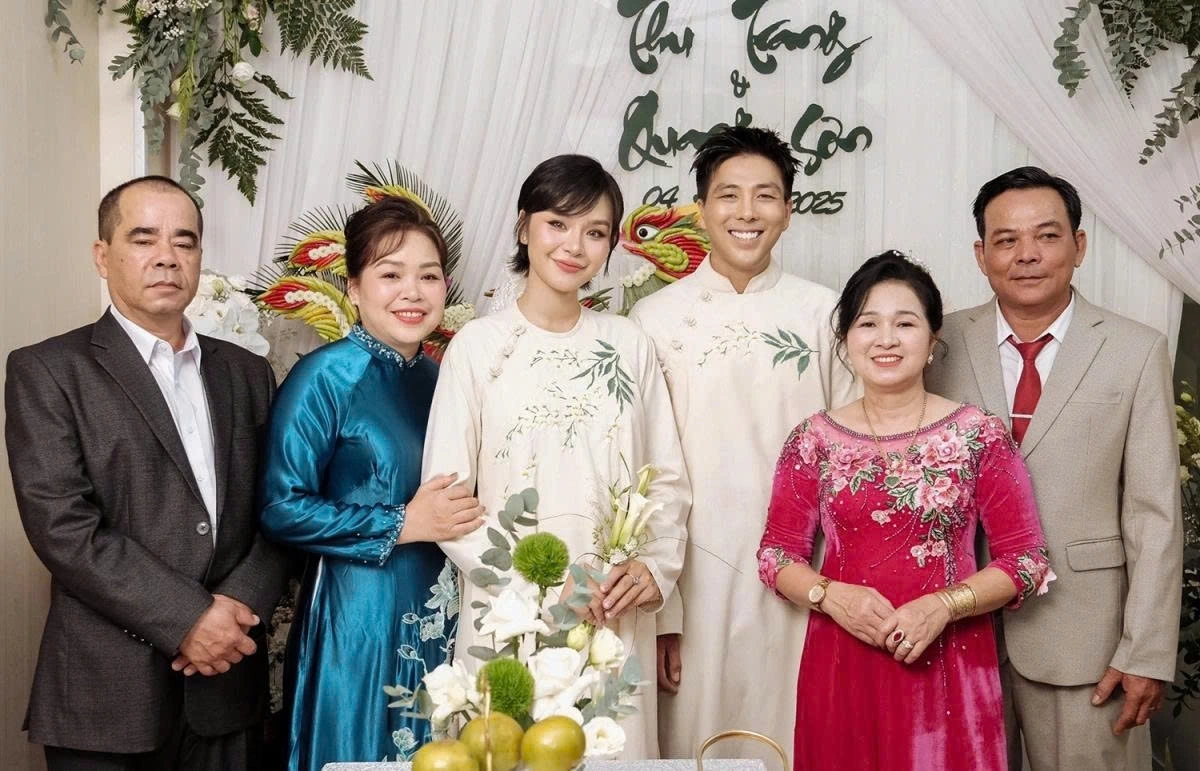 Người mẫu Lê Thu Trang khoe ảnh ông xã - diễn viên Quang Sơn - cùng người thân từ Đồng Nai ra Hà Nội làm lễ hỏi cưới cô.