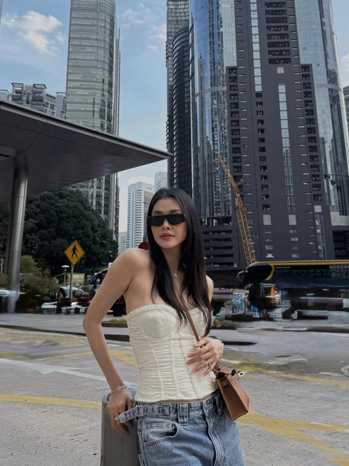 Thủy Anh - bà xã ca sĩ Đăng Khôi yêu thích áo dáng quây, khoe vóc dáng thon gọn sau khi sinh em bé thứ ba.