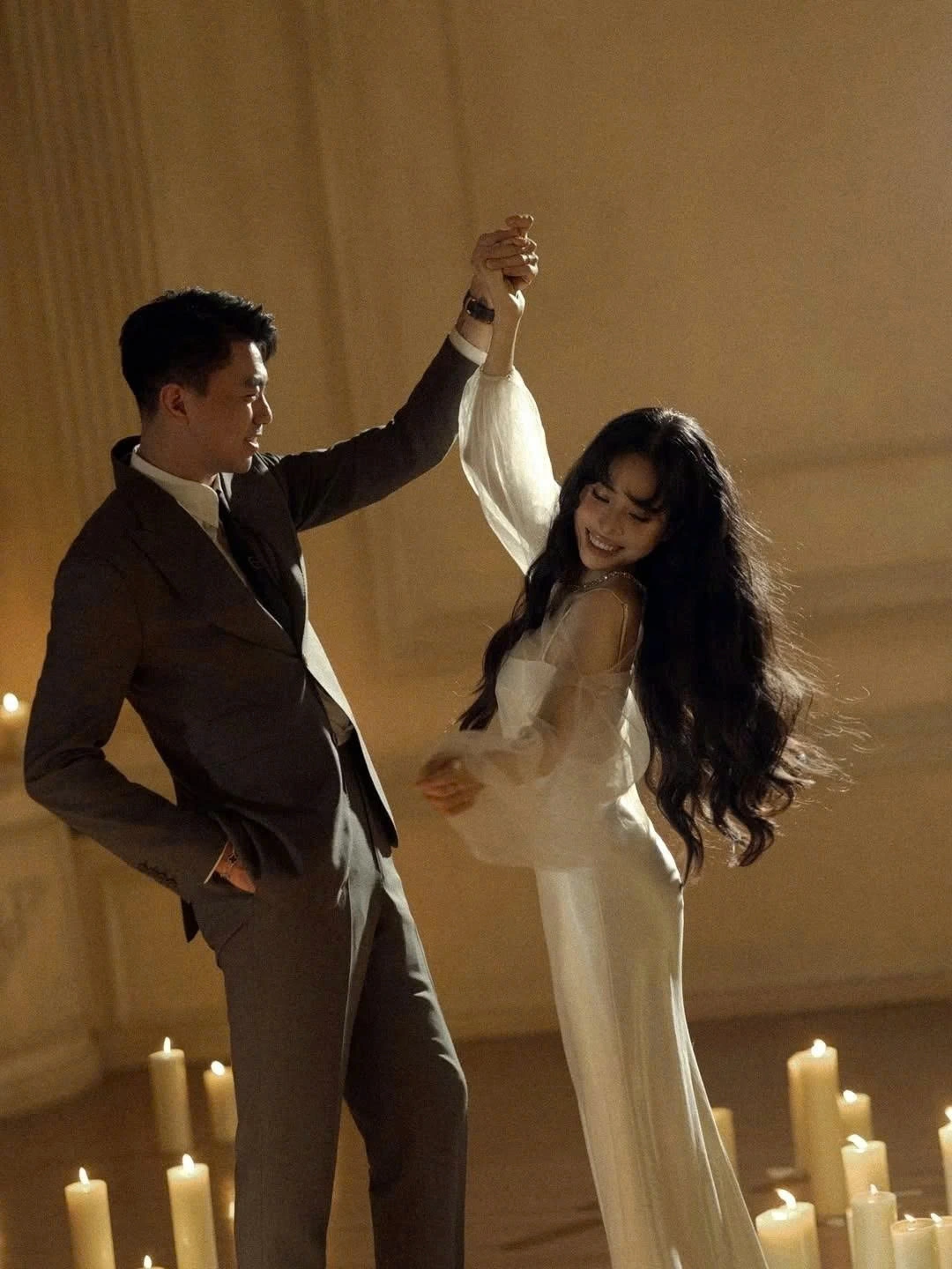 Ca nương Kiều Anh chia sẻ hình ảnh tình tứ với ông xã nhân kỷ niệm 12 năm bên nhau. Cô bày tỏ hạnh phúc vì 12 năm qua cô và ông xã luôn tôn trọng, yêu thương nhau hết mực. “Nhìn lại cả chặng hành trình thấy mình đã yêu thương hết mực, tôn trọng hết sức, gắn bó hết lòng, thế là đủ hạnh phúc rồi”, nữ ca sĩ viết.