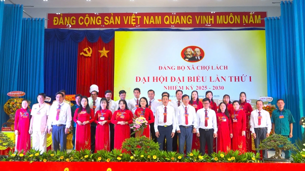 Ban chấp hành Đảng bộ xã Chợ Lách ra mắt tại đại hội