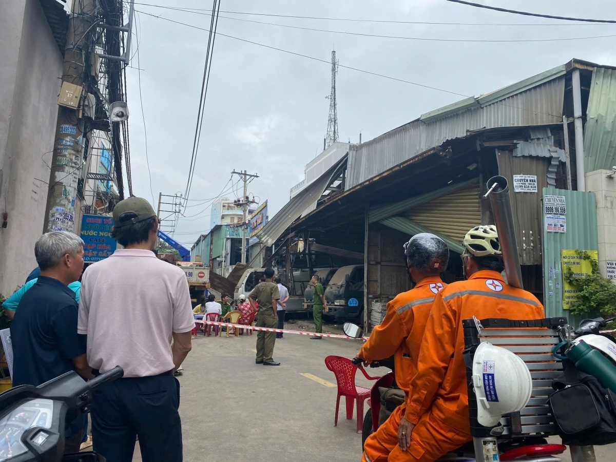 Lực lượng chức năng phong tỏa hiện trường, điều tra nguyên nhân vụ việc.