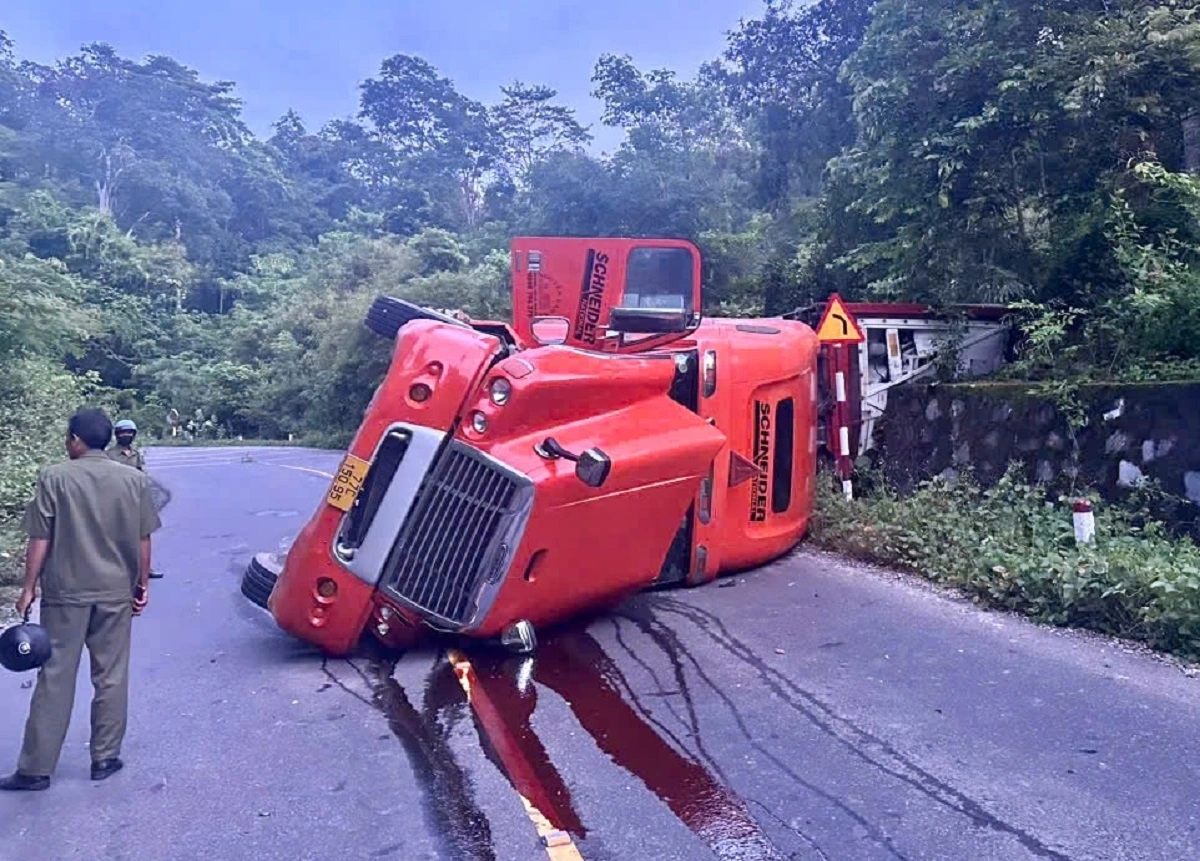 Lực lượng chức năng có tại hiện trường để điều tiết giao thông. Ảnh: B.H