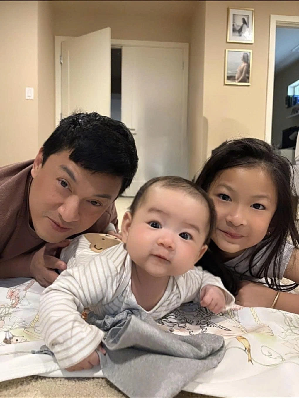 Bà xã Lam Trường khoe khoảnh khắc ba bố con nam ca sĩ có biểu cảm y hệt nhau. (Nguồn: FBNV)