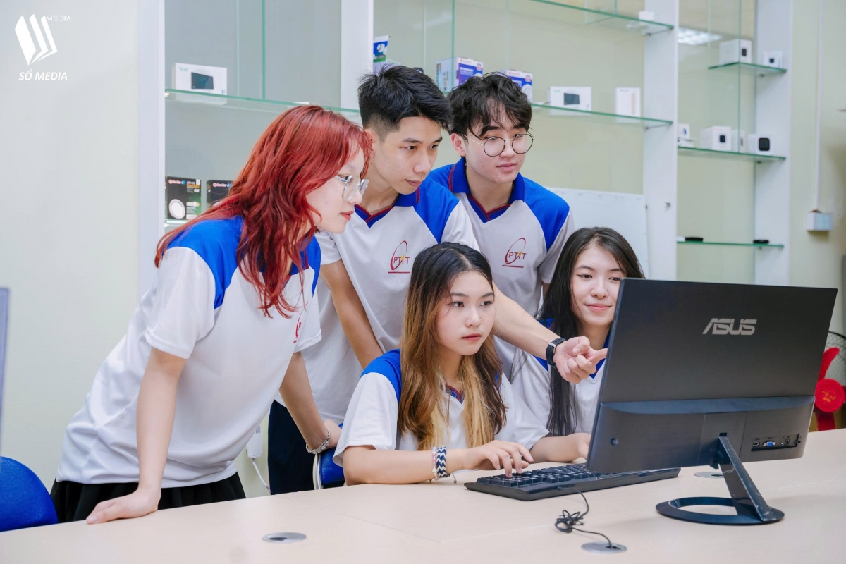 Sinh viên thực hiện bài tập nhóm