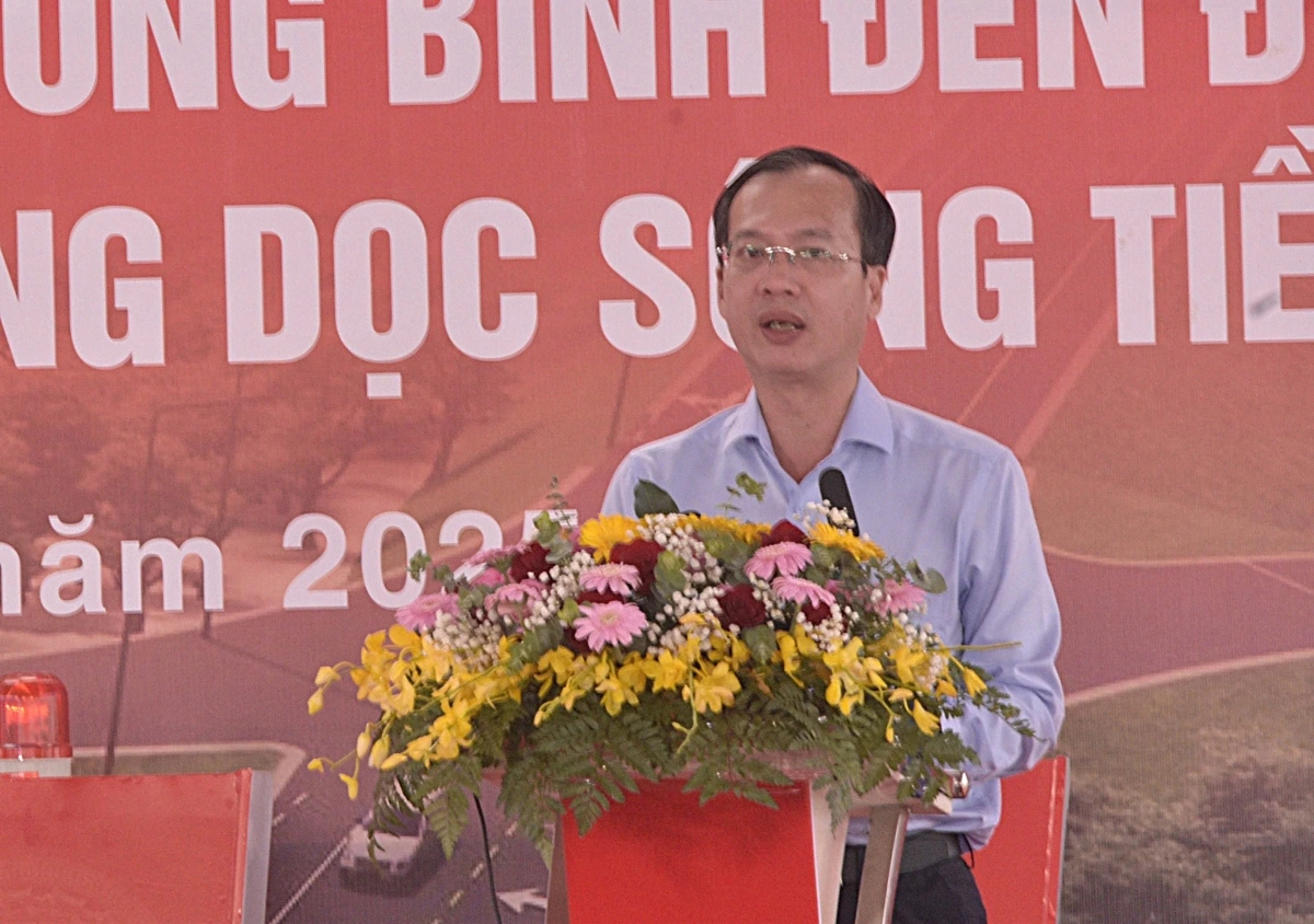 Ông Trần Trí Quang - Chủ tịch UBND tỉnh Đồng Tháp phát biểu chỉ đạo chủ đầu tư, các nhà thầu đẩy nhanh tiến độ dự án và chất lượng công trình
