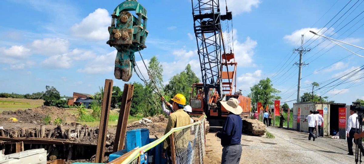 Sau lễ khởi công các nhà thầu triển khai các mũi thi công dự án