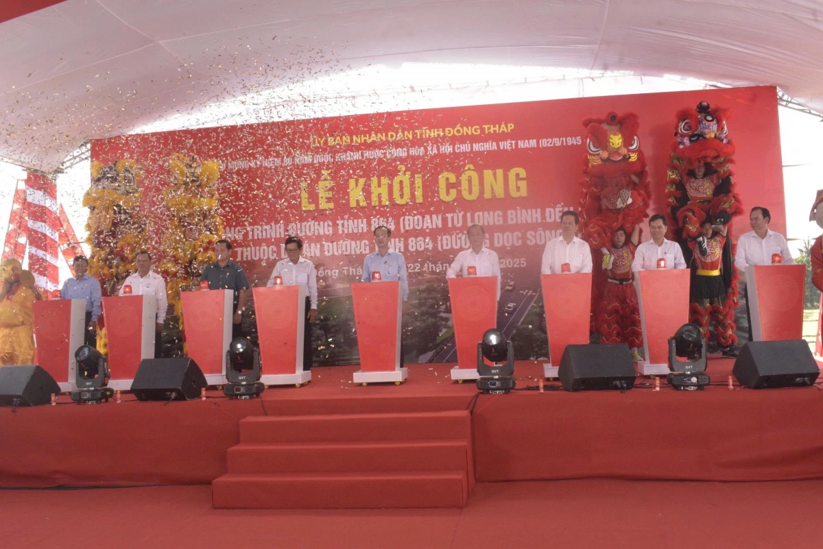 Các đại biểu thực hiện nghi thức khởi công công trình