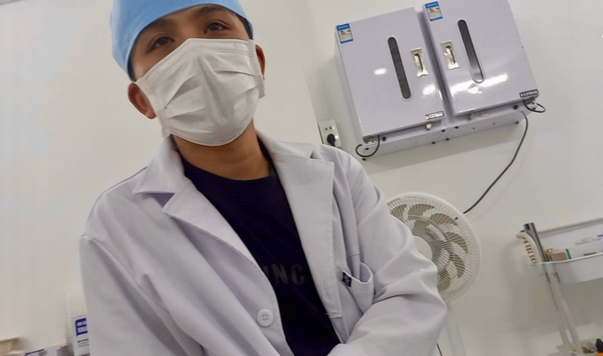 Người tư nhận mình là bác sỹ nha khoa Hùng 25 tuổi, trong khi cơ sở quảng cáo bác sỹ có 25 năm kinh nghiệm