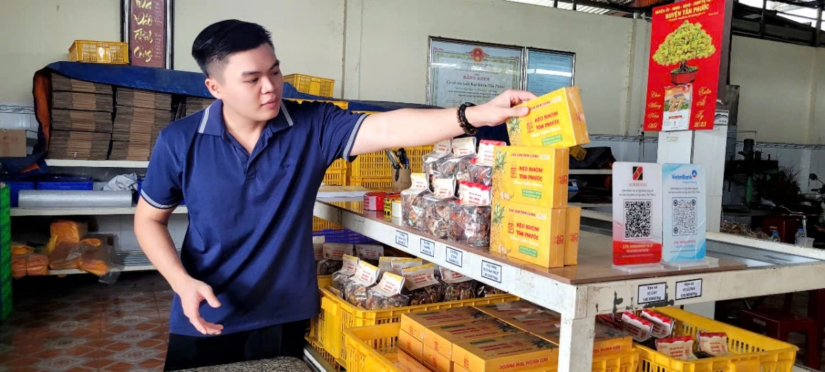 Anh Nguyễn Chí Thiện, chủ cơ sở kẹo khóm Tân Phước với 4 loại bánh kẹo chế biến từ trái khóm