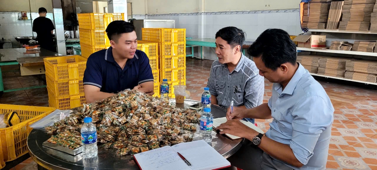 Từ trái khóm đã chế biến ra nhiều loại bánh, kẹo có giá trị