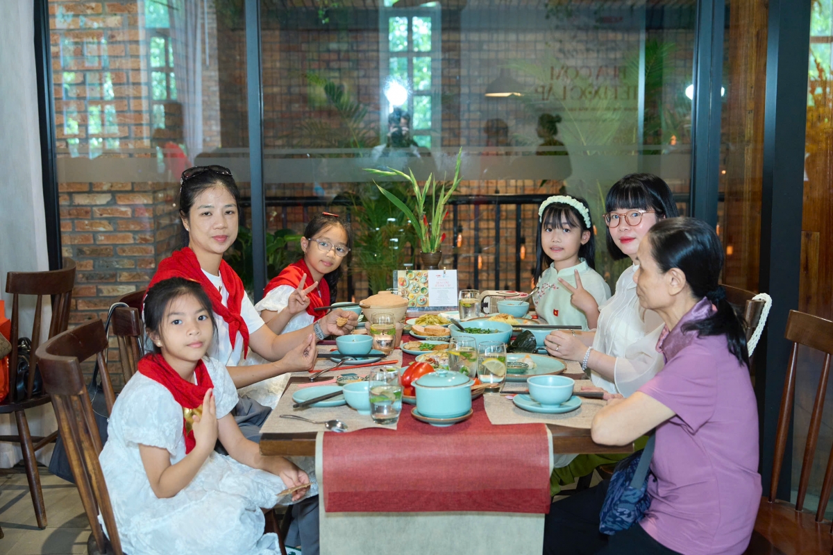 Thực khách thưởng thức những món ăn tại Ngon Garden