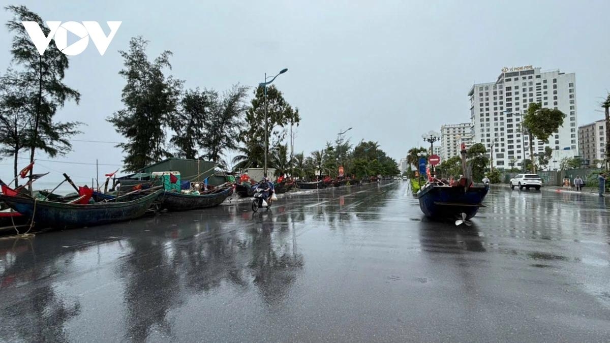 Ngư dân đưa thuyền lên bờ tránh bão.