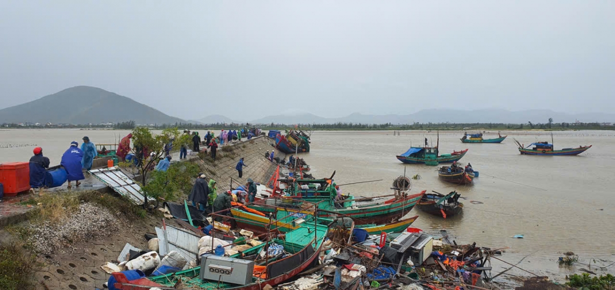 Tàu thuyền sau bão chất thành đống, hư hỏng, mất mát nặng nề