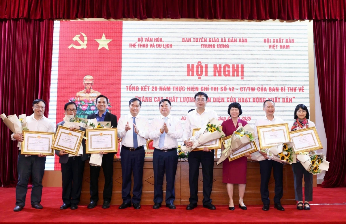 Ban Tuyên giáo và Dân vận Trung ương trao Bằng khen cho các tập thể có thành tích xuất sắc trong công tác tham mưu, tổ chức thực hiện Chỉ thị số 42-CT/TW (2004-2024)