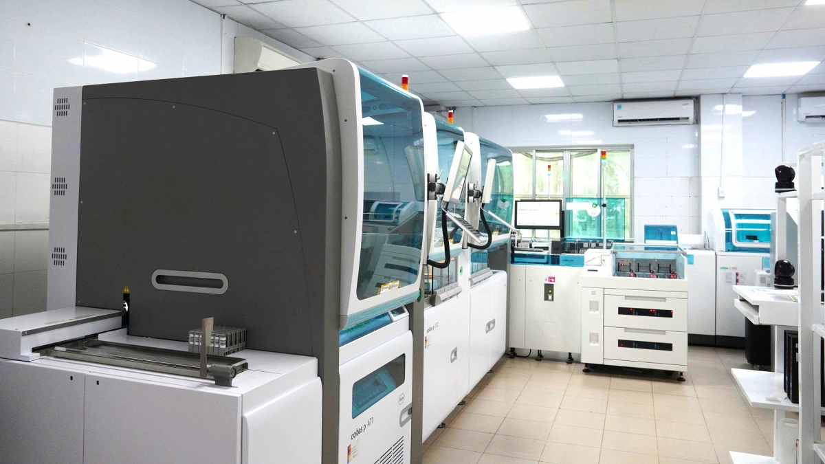 Hệ thống tự động hóa xét nghiệm được thiết kế hiện đại, phù hợp với các phòng xét nghiệm quy mô lớn, cho phép tích hợp và kết nối đa dạng các máy phân tích.