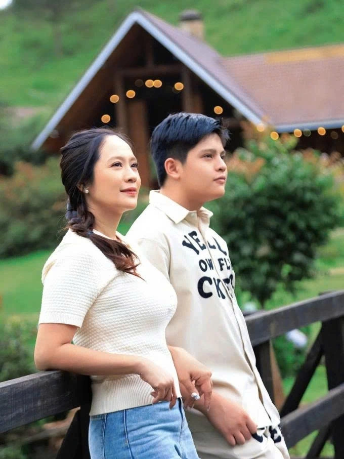 Cà Phê - con trai lớn của vợ chồng Thanh Thúy và Đức Thịnh - được nhiều khán giả nhận xét có gương mặt ưa nhìn, là “phiên bản nâng cấp” của diện mạo bố mẹ.